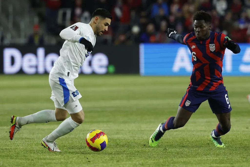 Alex Roldan de El Salvador enfrentando a Yunus Musah de los Estados Unidos (Getty)