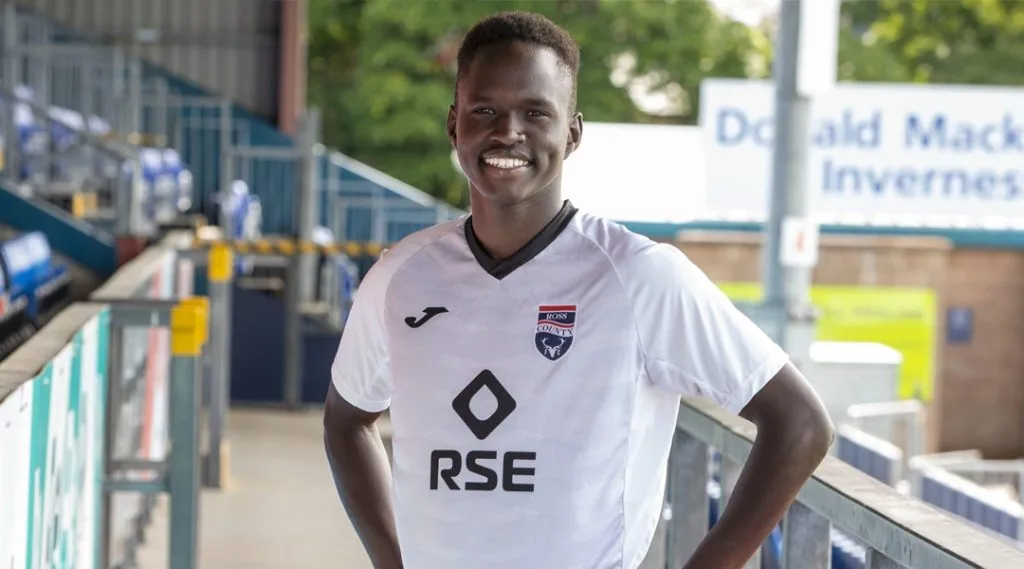 Loturi juega en la liga escosesa.