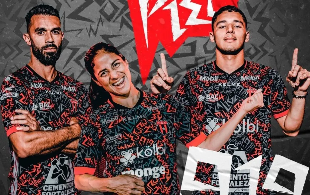 Una camiseta repleta de fechas históricas de Alajuelense.