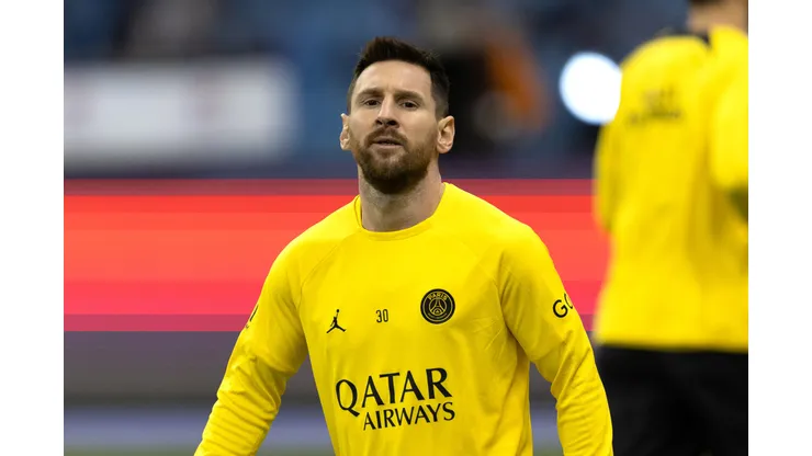 RIYADH, SAUDI ARABIA - JANUARY 19: Lionel Messi of Paris Saint-Germain warms up prior to the Winter Tour 2023 friendly between Paris Saint-Germain and Riyadh XI at King Fahd International Stadium on January 19, 2023 in Riyadh, Saudi Arabia. (Photo by Yasser Bakhsh/Getty Images)