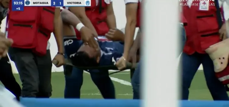 Carlos Melendez es retirado en camilla sobre el final del juego contra Victoria