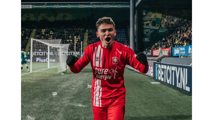 Manfred Ugalde marcó doblete con el Football Club Twente