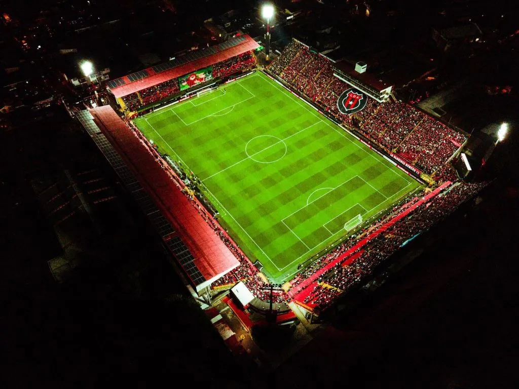 El aficionado rojinegro abarrotó las gradas del reducto manudo pero el resultado deportivo fue un fracaso (LDA)