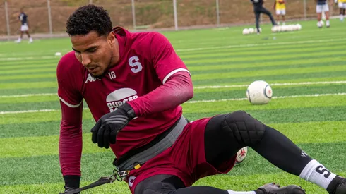 Esteban Alavarado llegó al Saprissa a calentar la banca: Acumula 6 juegon sin ver acción