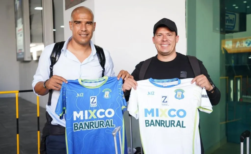 Douglas Sequeira y su asistente técnico en el Deportivo Mixco de Guatemala (Dep. Mixco)