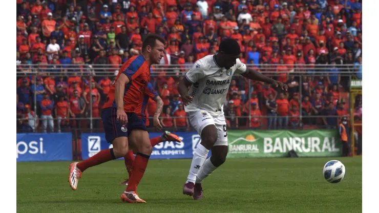 Empate emocionante de Municipal y Comunicaciones en el Clásico de Guatemala (Omar Solís)