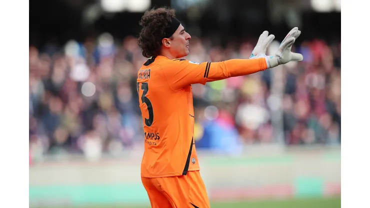 Dos grandes de Europa preguntan por Guillermo Ochoa  