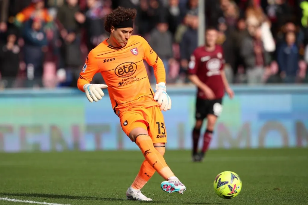 Guillermo Ochoa con el Salernitana de la Serie A / Getty