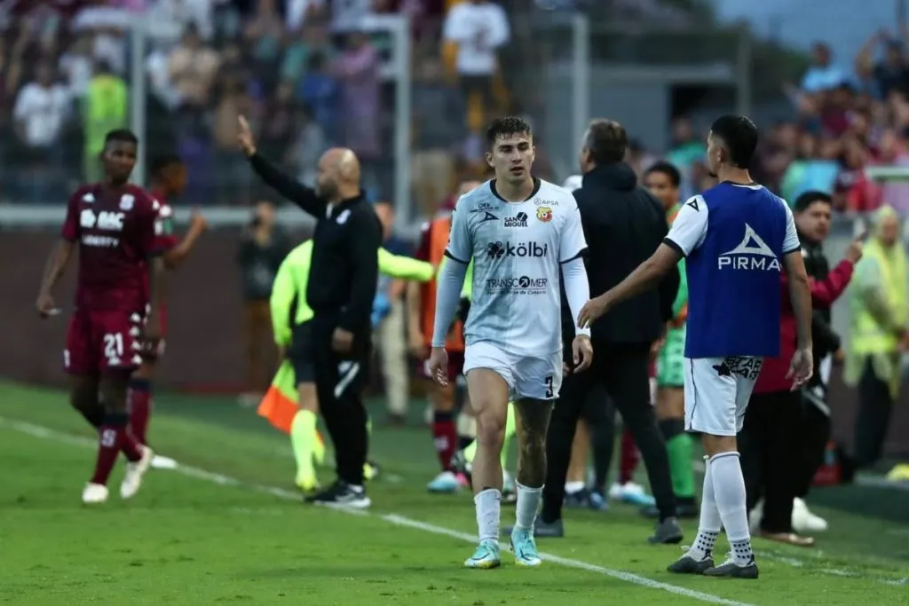 Fernán Faerron expulsado con Herediano