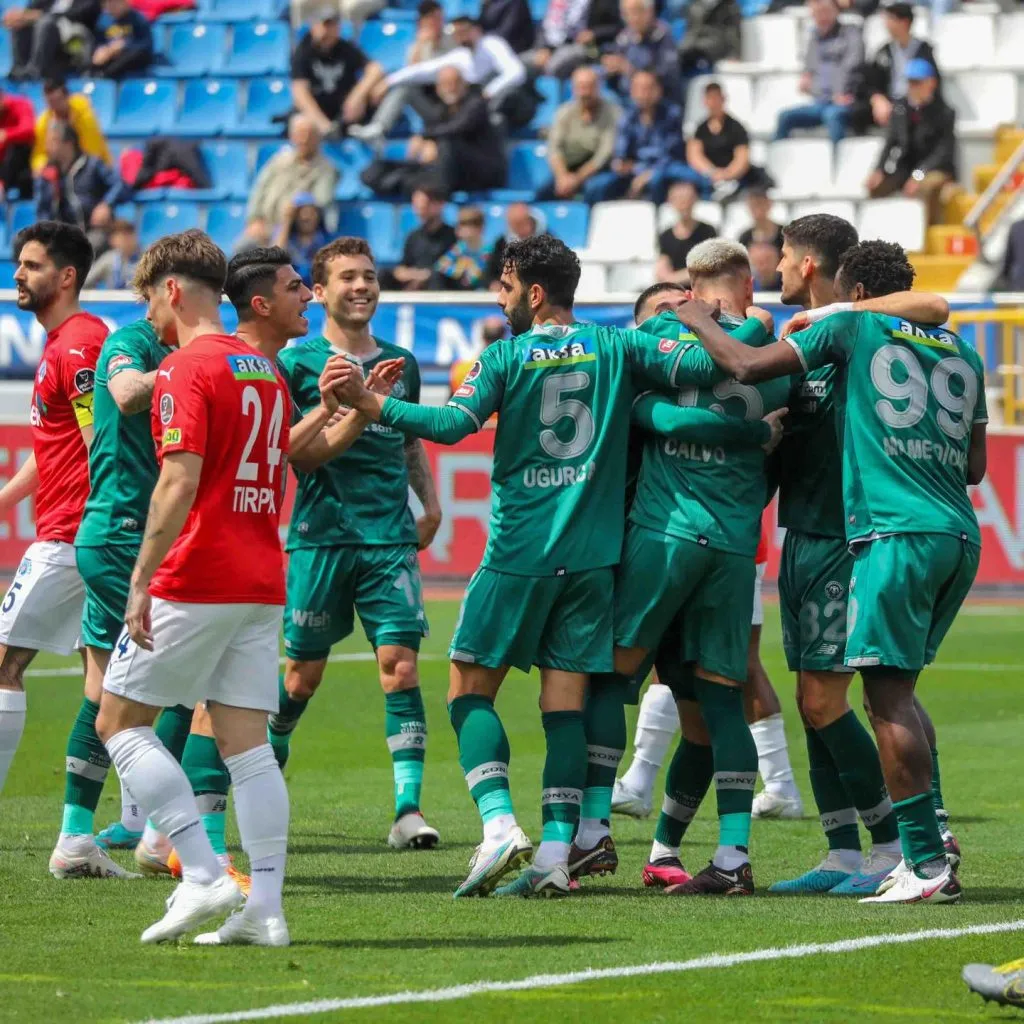 Los compañeros de Calvo festejan junto a él, la anotación conseguida (Konyaspor Facebook)