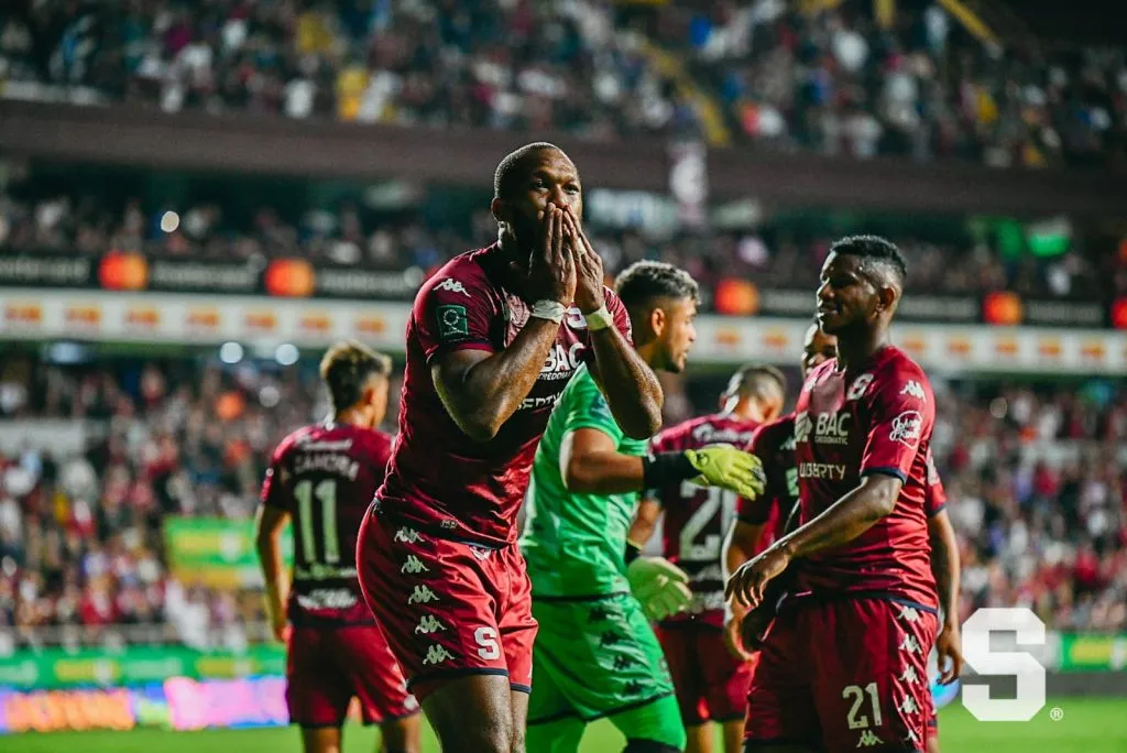 Rumores en medios nacionales suponen la llegada de Kendall Waston a Alajuelense (Saprissa)