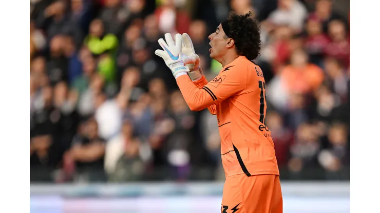 SALERNO, ITALY - APRIL 07: Guillermo Ochoa of Salernitana during the Serie A match between Salernitana and FC Internazionale at Stadio Arechi on April 07, 2023 in Salerno, Italy. (Photo by Francesco Pecoraro/Getty Images)