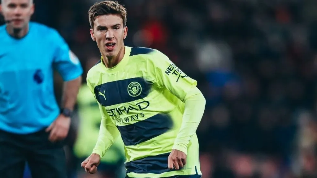 Perrone ya debutó en el Manchester City.