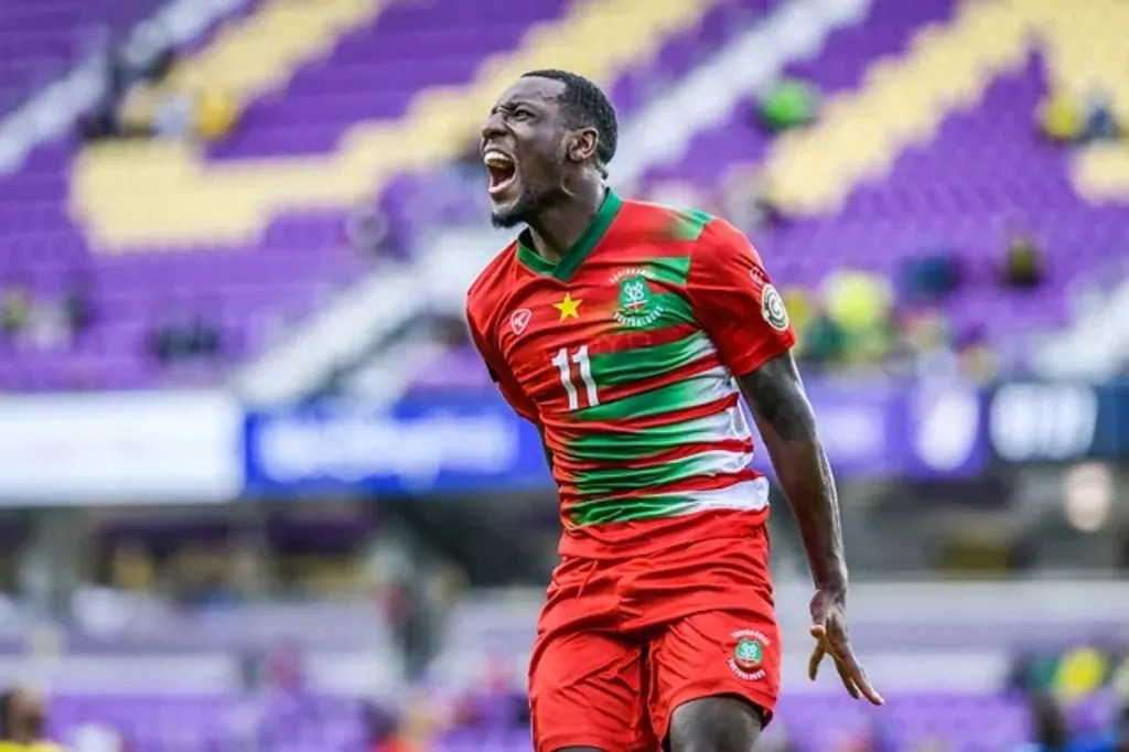 Sheraldo Becker con la Selección de Surinam