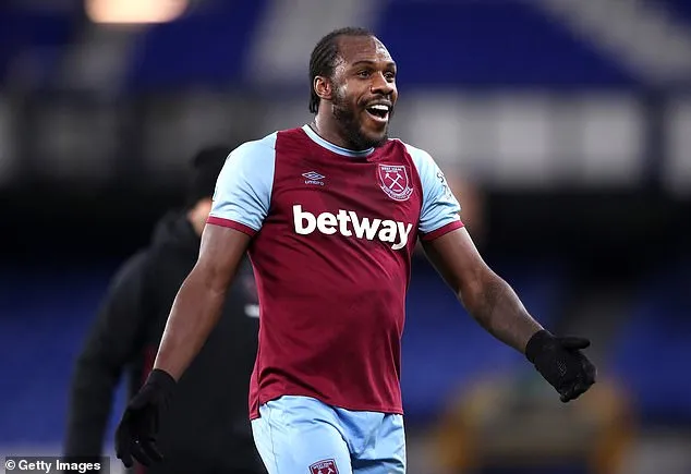 Michail Antonio con la camiseta del West Ham United / Getty