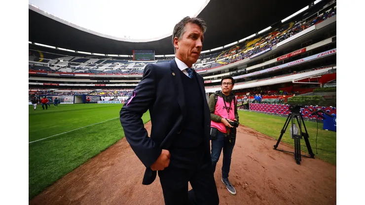 MEXICO CITY, MEXICO - MARCH 07: Robert Siboldi, head coach of Cruz Azul looks on during the 9th round match between Cruz Azul and Tijuana as part of the Torneo Clausura 2020 Liga MX at Azteca Stadium on March 07, 2020 in Mexico City, Mexico. (Photo by Hector Vivas/Getty Images)