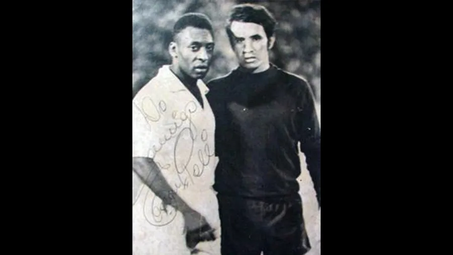 Magaña junto a Pelé.