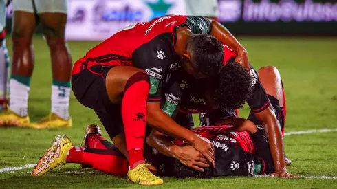 Alajuelense pasó de la comodidad en la cima a la posibilidad de quedar fuera de clasificación