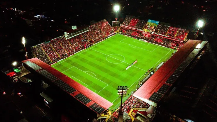 La lluvia de sanciones que recibió Alajuelense por culpa de sus aficionados