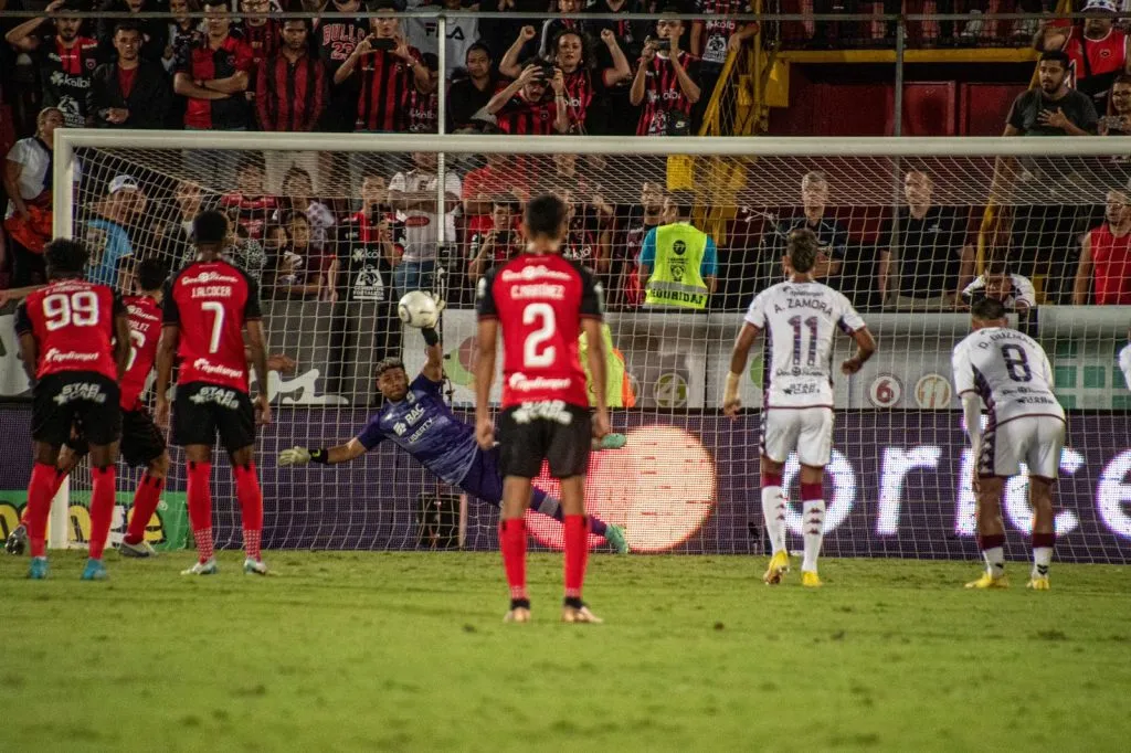 Kevin Chamorro detuvo un penal ante Alajuelense en el clásico, este domingo (Saprissa)