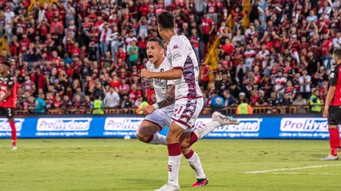 Así salieron los jugadores morados que estaban en las gradas del estadio Alajuelense (VIDEO)