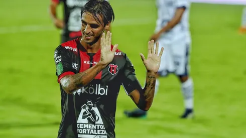Bryan Ruiz con la camiseta de Alajuelense