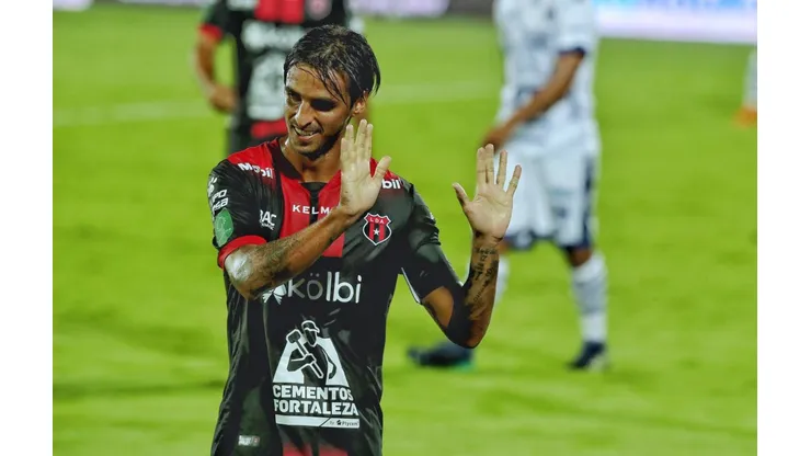 Bryan Ruiz con la camiseta de Alajuelense