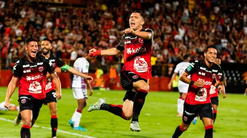 Alajuelense goleó a Saprissa para encaminar una Gran Final