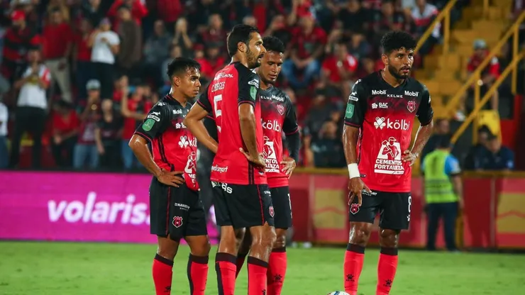Alajuelense tiene al goleador del torneo