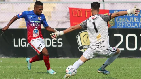 Entrenador de la Liga Mayor de El Salvador denuncia falta de pagos.