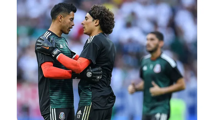 Moscú, Rusia, 17 de junio de 2018. Alfredo Talavera (i) y Francisco Guillermo Ochoa, durante el juego de la Fase de Grupos de la Copa del Mundo Rusia 2018 entre la Selección Nacional de México y la de Alemania celebrado en el estadio Luzhniki. Foto: Imago7/Agustín Cuevas
