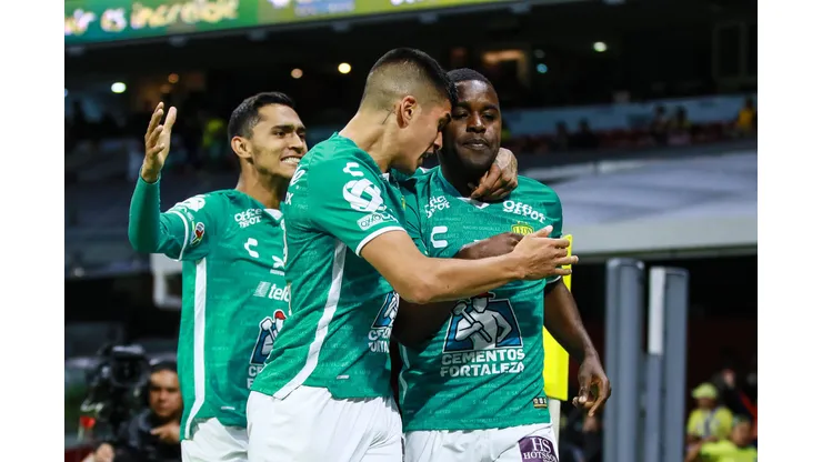 MEXICO CITY, MEXICO - APRIL 01: Joel Campbell (R) of Leon celebrates after scoring the team's second goal during the 13th round match between America and Leon as part of the Torneo Clausura 2023 Liga MX at Azteca Stadium on April 01, 2023 in Mexico City, Mexico. (Photo by Manuel Velasquez/Getty Images)