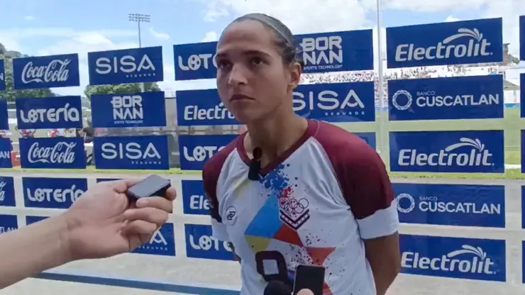 Deyna Castellanos lanza fuerte crítica a las canchas de El Salvador