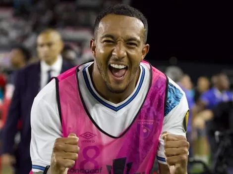 Nathaniel Méndez-Laing es felicitado por Derby County tras su debut con Guatemala