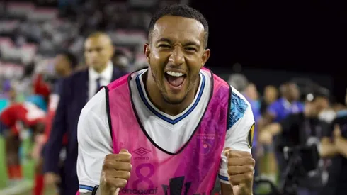 Nathaniel Méndez-Laing es felicitado por Derby County tras su debut con Guatemala (Fedefut)