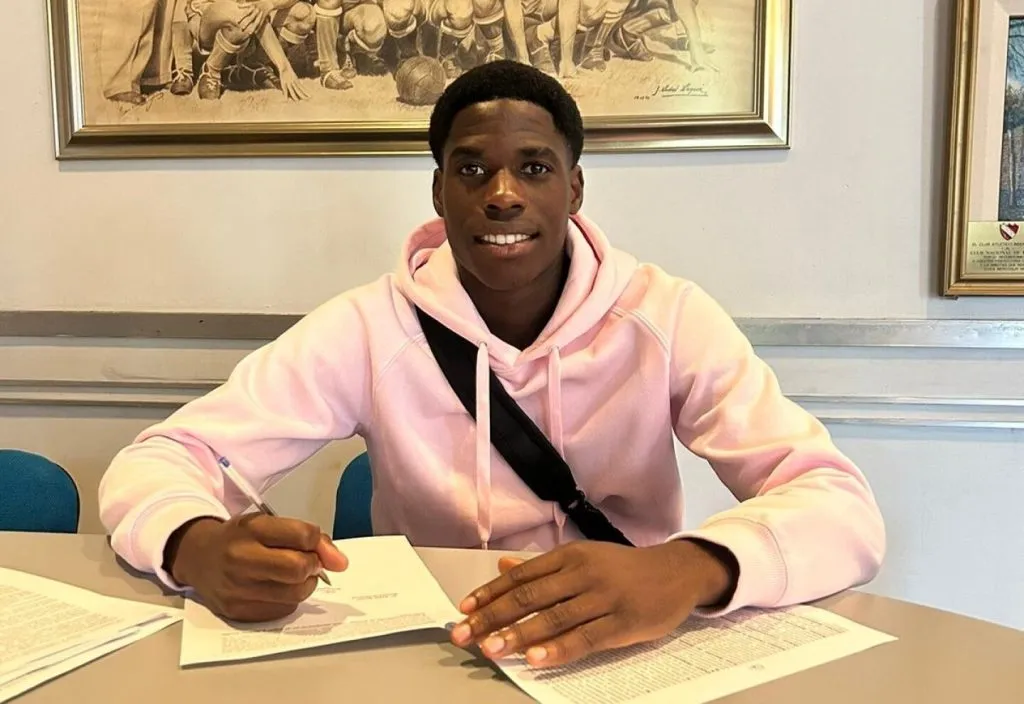 Romario Torres firmó contrato profesional con Nacional.