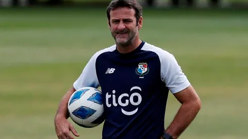 AME1746. CIUDAD DE PANAMÁ (PANAMÁ), 01/09/2021.- El director técnico de la selección de fútbol de Panamá, Thomas Christiansen durante un entrenamiento hoy en el estadio Rod Carew de Ciudad de Panamá (Panamá). La selección de fútbol de Panamá comenzará el jueves su andar en las eliminatorias de Concacaf hacia al Mundial de Catar 2022 tal cual como finalizó el camino a su primer torneo mundialista en Rusia 2018, frente a su similar de Costa Rica. EFE/Bienvenido Velasco