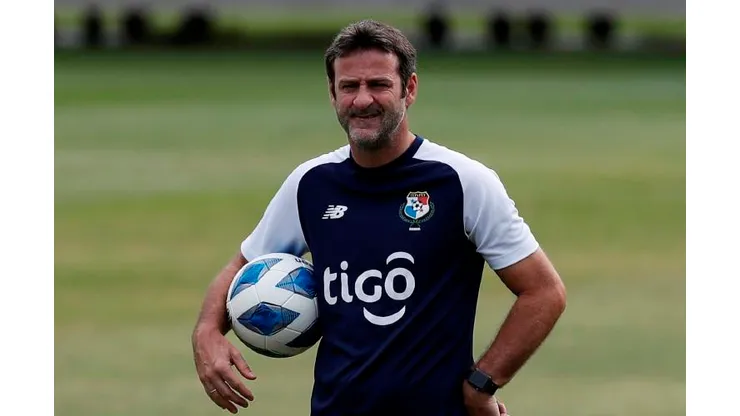 AME1746. CIUDAD DE PANAMÁ (PANAMÁ), 01/09/2021.- El director técnico de la selección de fútbol de Panamá, Thomas Christiansen durante un entrenamiento hoy en el estadio Rod Carew de Ciudad de Panamá (Panamá). La selección de fútbol de Panamá comenzará el jueves su andar en las eliminatorias de Concacaf hacia al Mundial de Catar 2022 tal cual como finalizó el camino a su primer torneo mundialista en Rusia 2018, frente a su similar de Costa Rica. EFE/Bienvenido Velasco