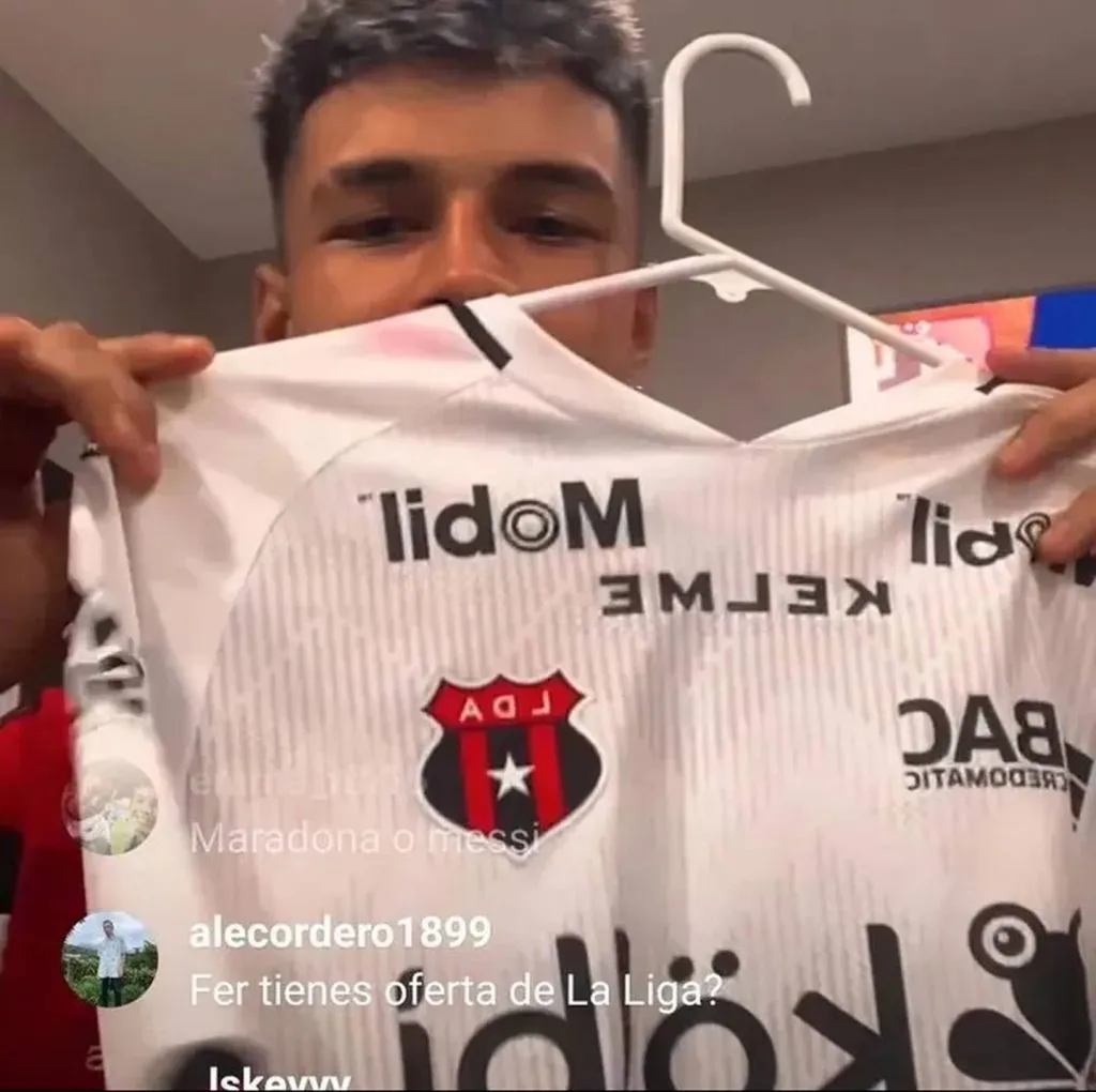 Lesme mostró su cariño por Alajuelense en un vivo de Instagram.