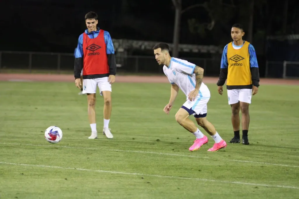 Aaron Herrera ya entrenó con sus compañeros de la selección de Guatemala.