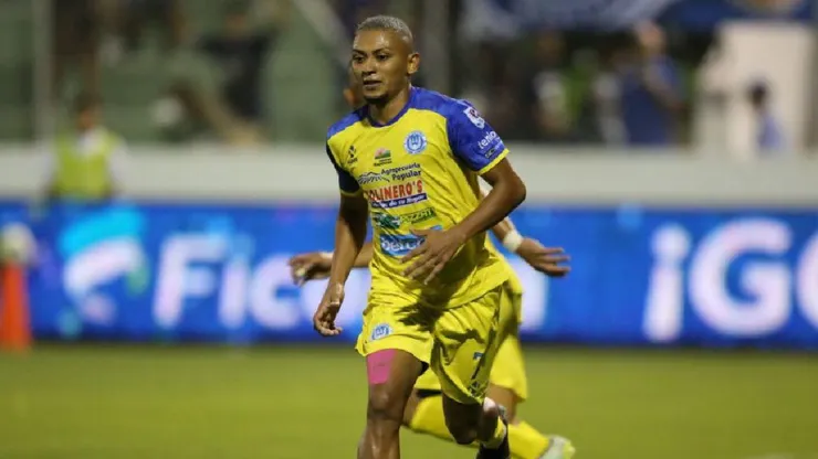 Vienen desde Grecia para llevarse a Alexy Vega