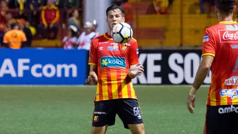 Herediano podría recibir millonaria suma por traspaso de Vargas a Santos