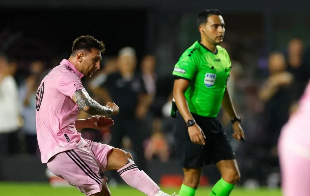 Said Martínez fue un espectador de lujo en el tiro libre de Lionel Messi.