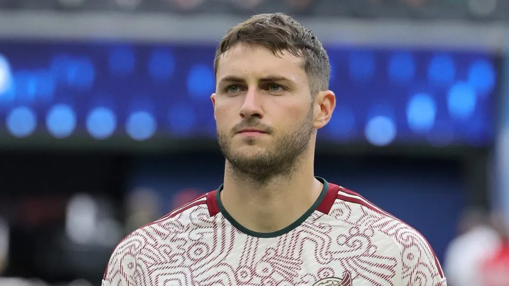 Santiago Giménez pelea desde atrás, pero podría ser titular contra Costa Rica.