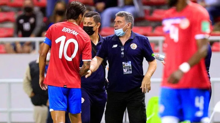 Luis Fernando Suárez le respondió a Bryan Ruiz y lo trató como un aficionado más