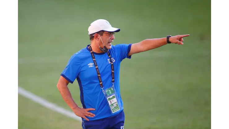 En la imagen el entrenador de El Salvador Hugo Pérez. EFE /Francisco Guasco /Archivo