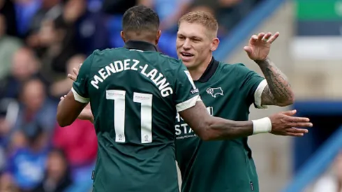 Nathaniel Méndez-Laing se mandó con un doblete de asistencias con el Derby County (Getty Images)
