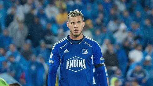 Juan Pablo Vargas tuvo que salir por un fuerte golpe.