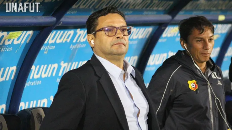 Jeaustin Campos se mostró molesto en conferencia de prensa.