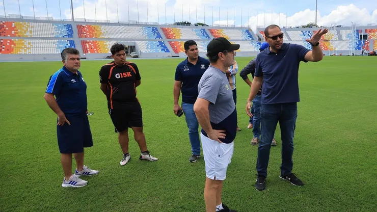 Hugo Pérez visitó el estadio en el que hará de local El Salvador.